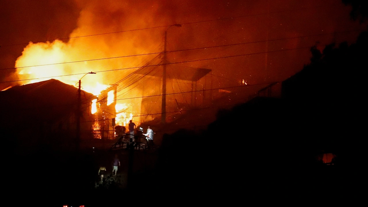 A house burns following the spread of wildfires in Vina del Mar, Chile February 3, 2024. REUTERS/Rodrigo Garrido