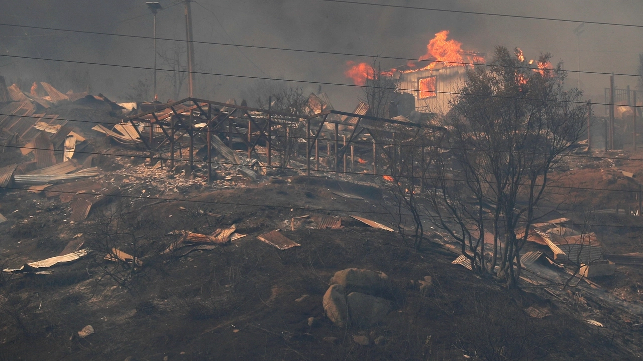 A house burns amid the spread of wildfires in Vina del Mar, Chile February 3, 2024. REUTERS/Rodrigo Garrido
