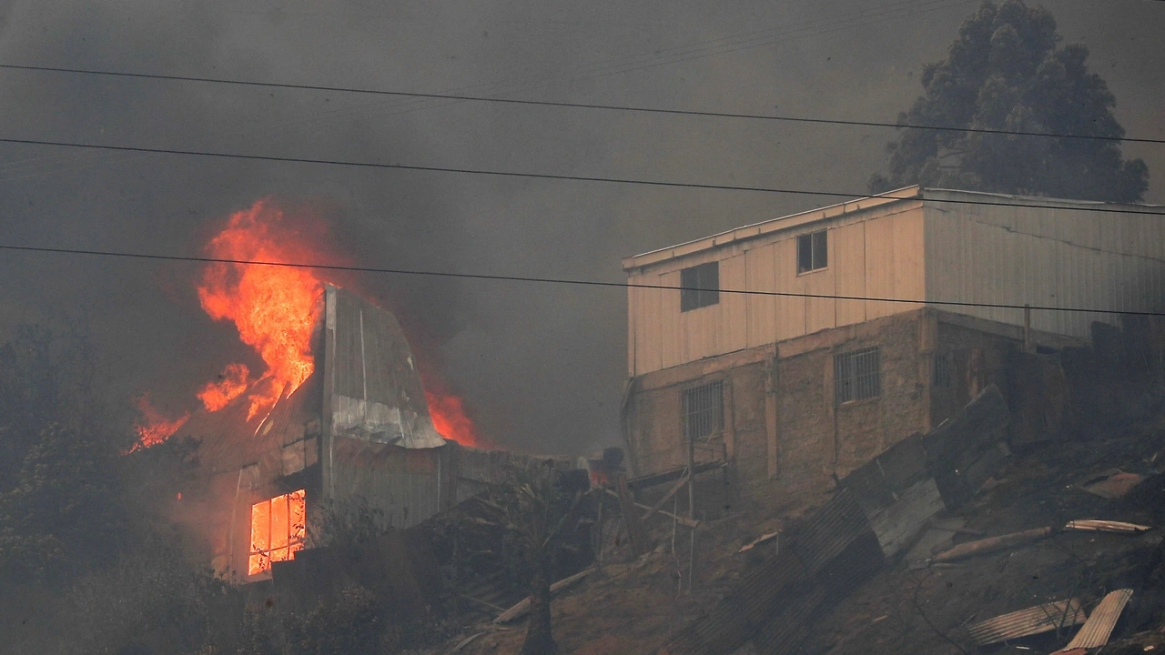 A house burns amid the spread of wildfires in Vina del Mar, Chile February 3, 2024. REUTERS/Rodrigo Garrido