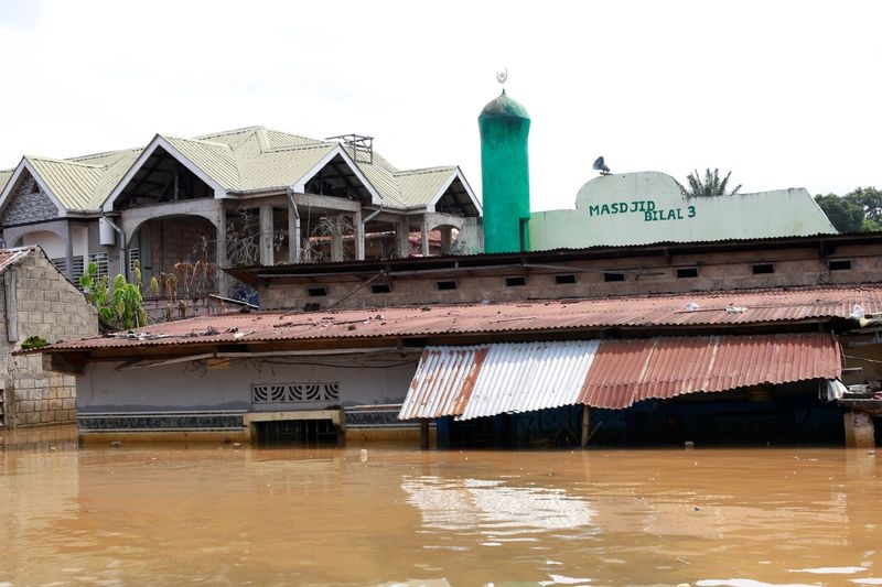A view of a flooded house and a mosque after the Congo River rises to its highest level, causing flooding in Kinshasa, Democratic Republic of Congo January 10, 2024.REUTERS/Justin Makangara