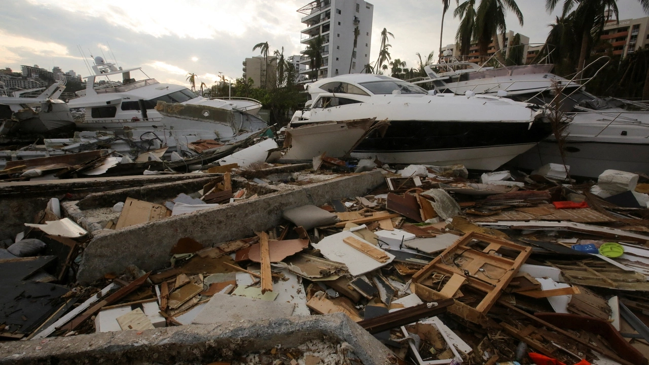 FILE PHOTO: Damaged boats and debris lie on the beach in aftermath of Hurricane Otis, in Acapulco, Mexico, November 11, 2023. REUTERS/Javier Verdin/File Photo