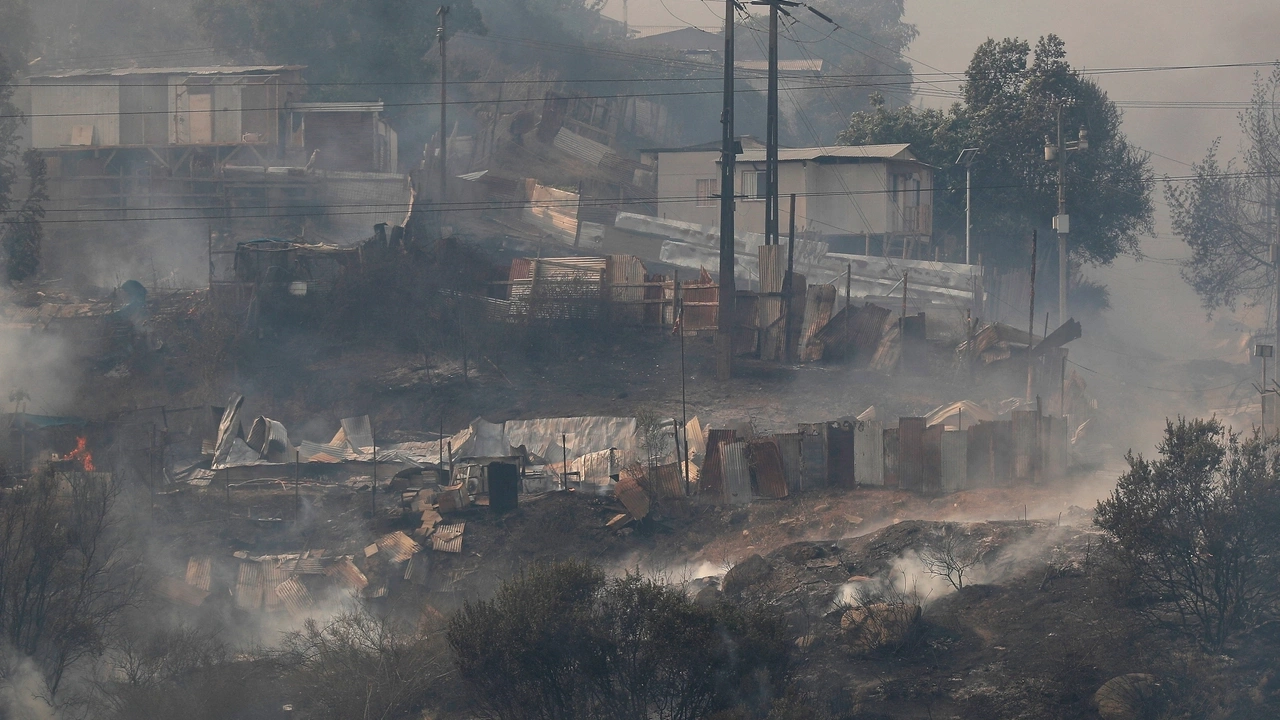 Smoke rises amid the spread of wildfires in Vina del Mar, Chile February 3, 2024. REUTERS/Rodrigo Garrido