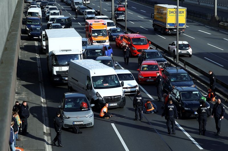 EU-AUTOS-EMISSIONS:EU auditors say real CO2 emissions from most cars have not fallen